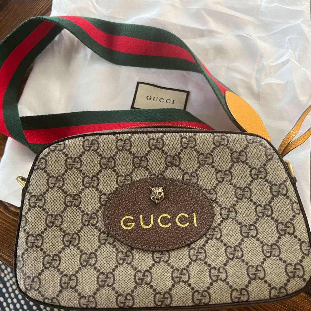Gucci neovintage camera bag. Like condition.  Bag included